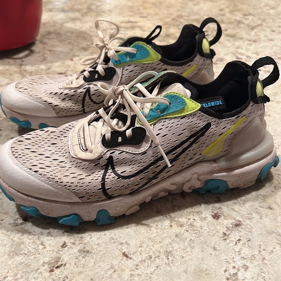 6.5Y but is an 8 in women’s - Picture 2 of 4